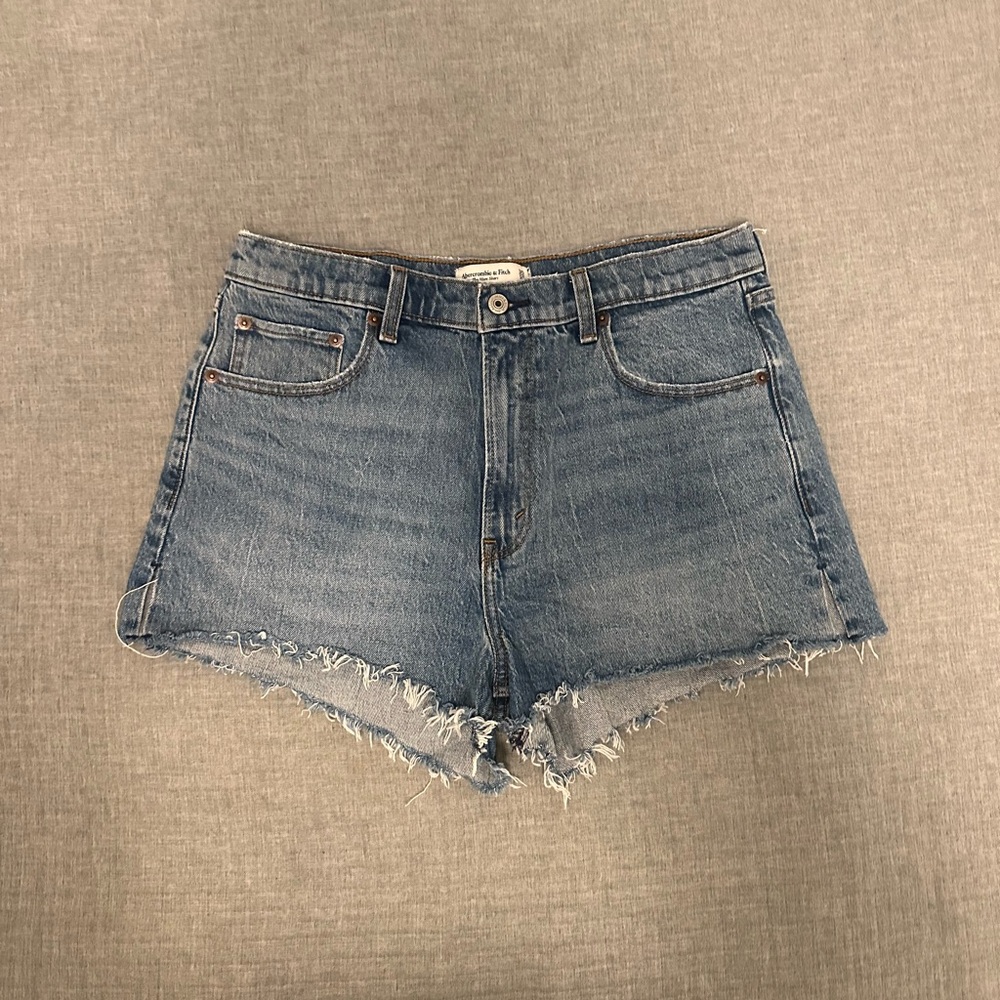 Abercrombie High rise mom short
